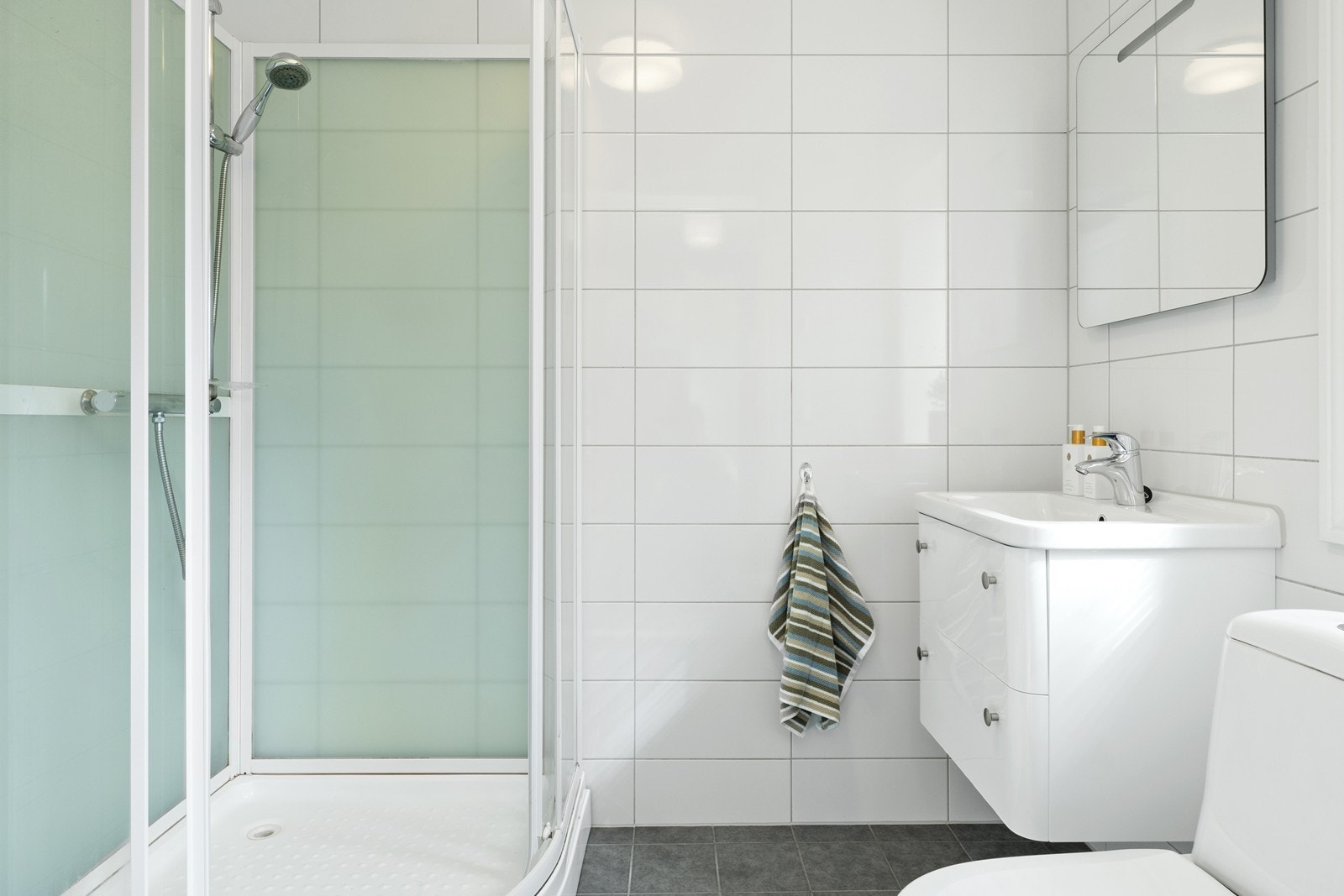 Praktisk, komplett bad i 1. etasje. Galleribilde