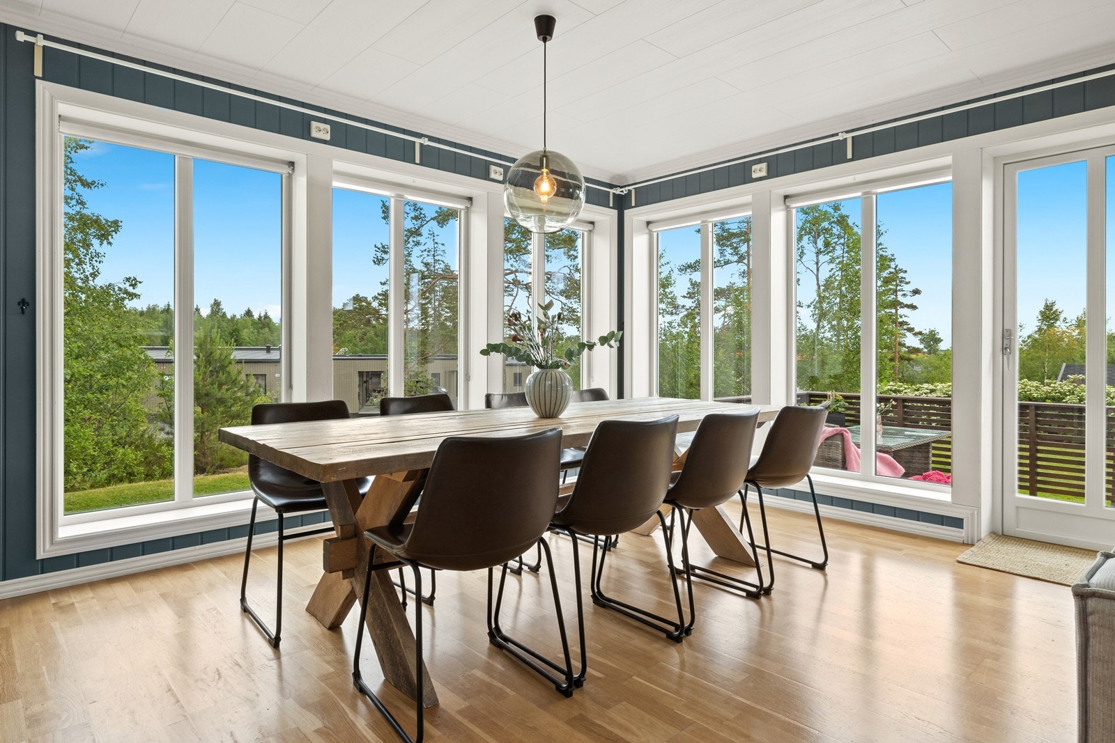 Store flotte vinduer med masse lysinnslipp. Galleribilde