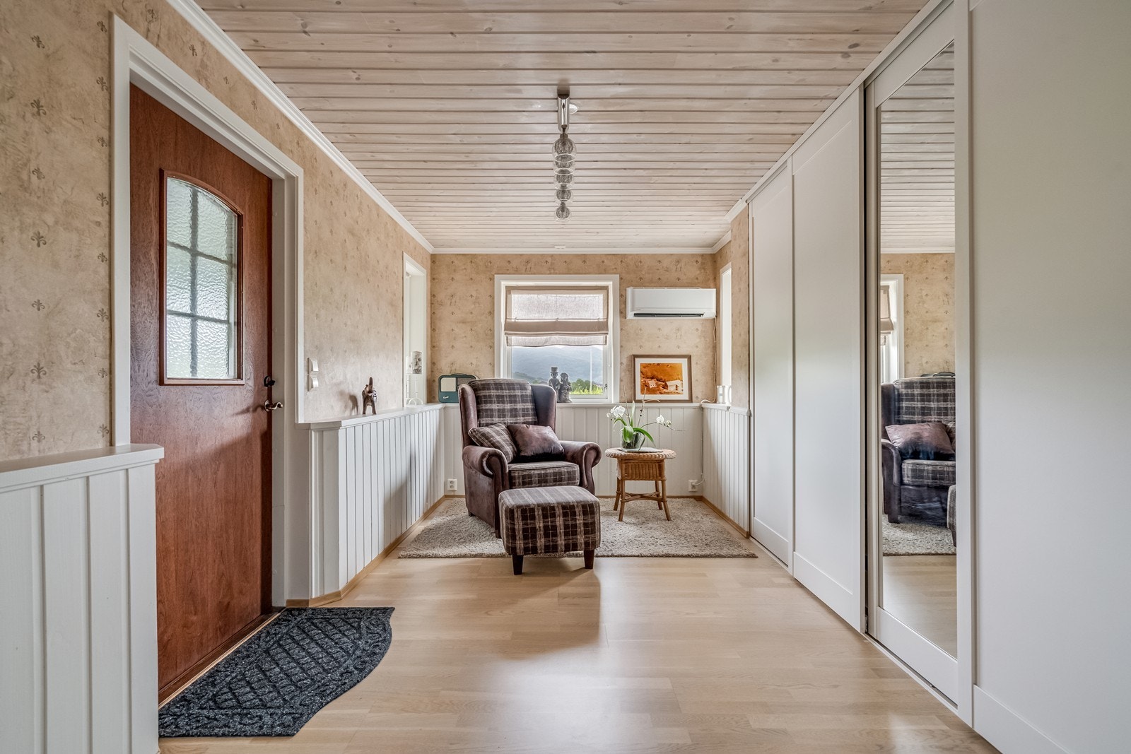 Hovedinngang til hall med eikeparkett, varmepumpe (2019) og skyvedørsgarderobe Galleribilde