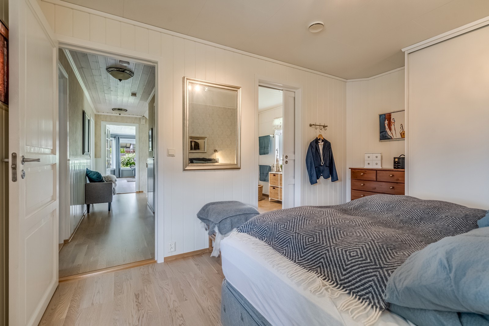 Hovedsoverom med skyvedørsgarderobe. Galleribilde