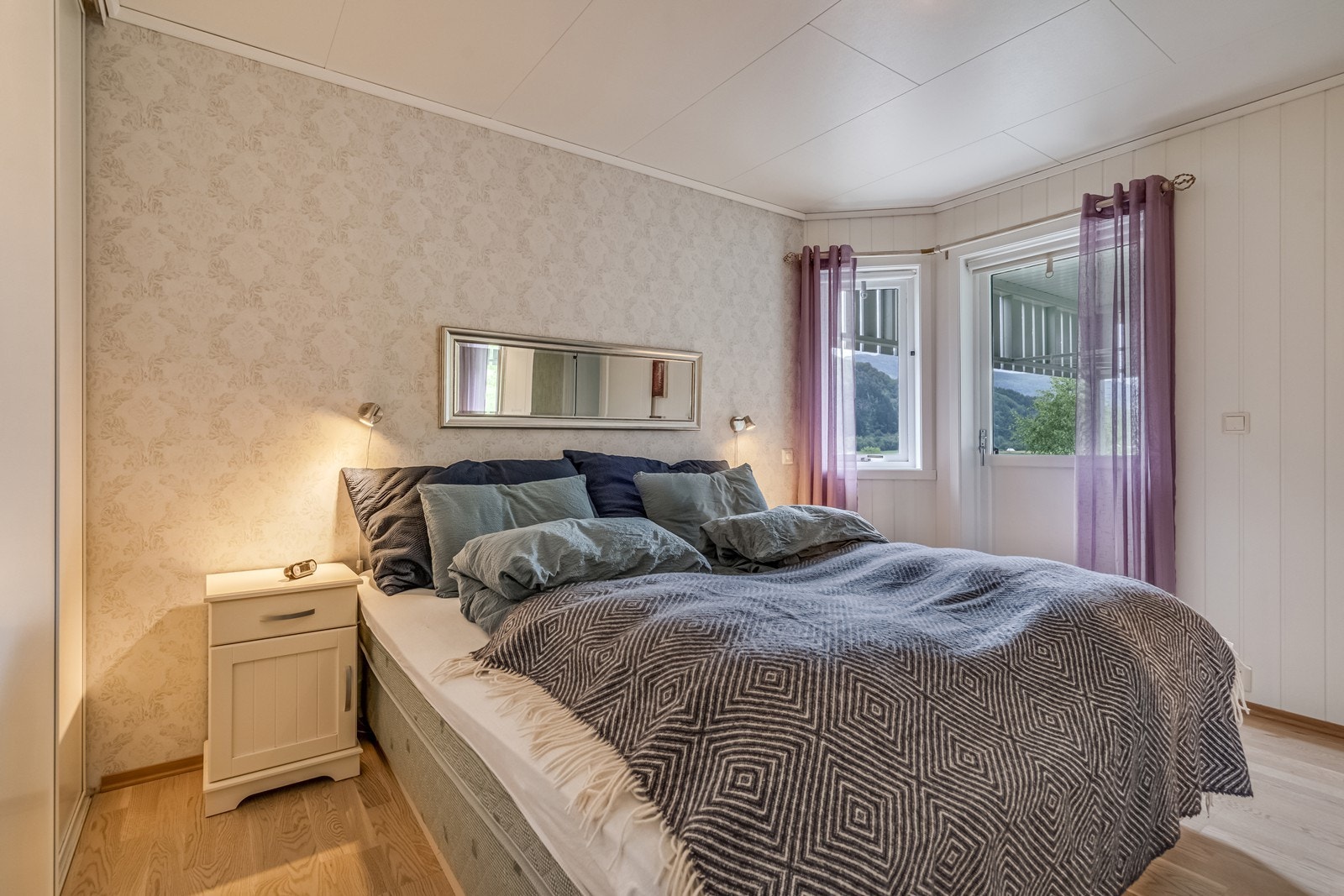 Hovedsoverom med skyvedørsgarderobe. Utgang til luftebalkong med tett tak og sarnafilbelegg. Galleribilde