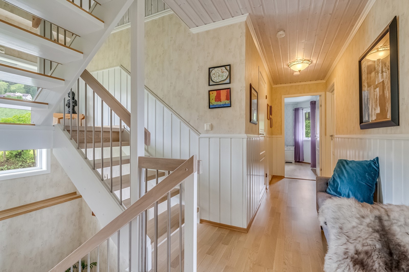 Gang hovedetasje med trapp opp og ned Galleribilde