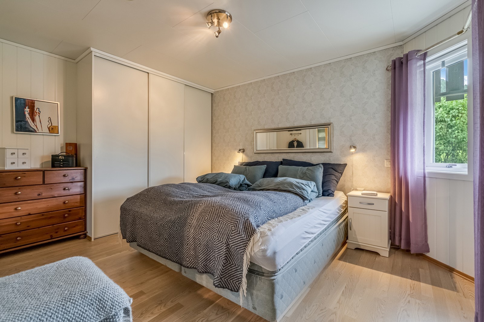 Hovedsoverom med skyvedørsgarderobe. Galleribilde