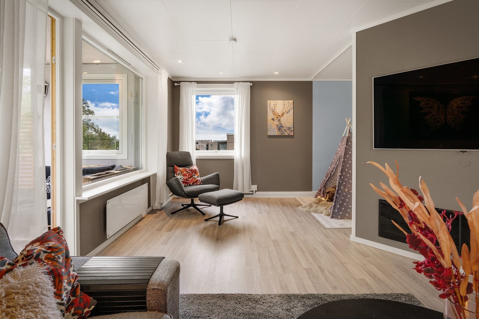 - Stuen måler hele 23 m², og det er uten å måle med kjøkkenet! - Galleribilde