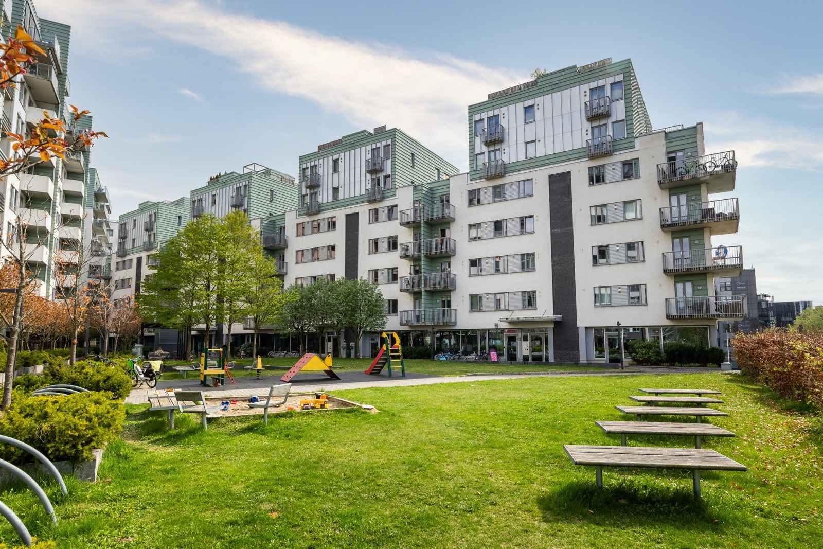 Store, opparbeidet felles uteområder. Galleribilde