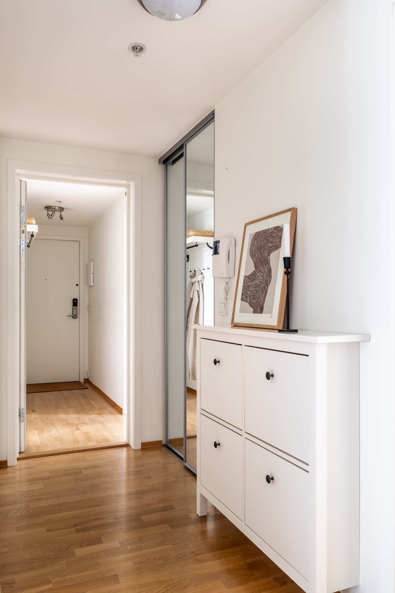 Entré med innebygd skyvedørsgarderobeskap. Galleribilde