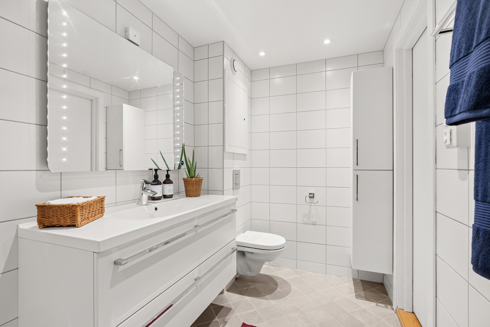Innfelte LED-downlights med dimmer. Vannbåren varme i gulvet. Galleribilde