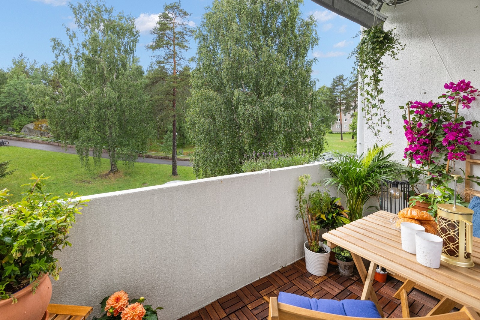 Stue med utgang til vestvendt balkong. Galleribilde