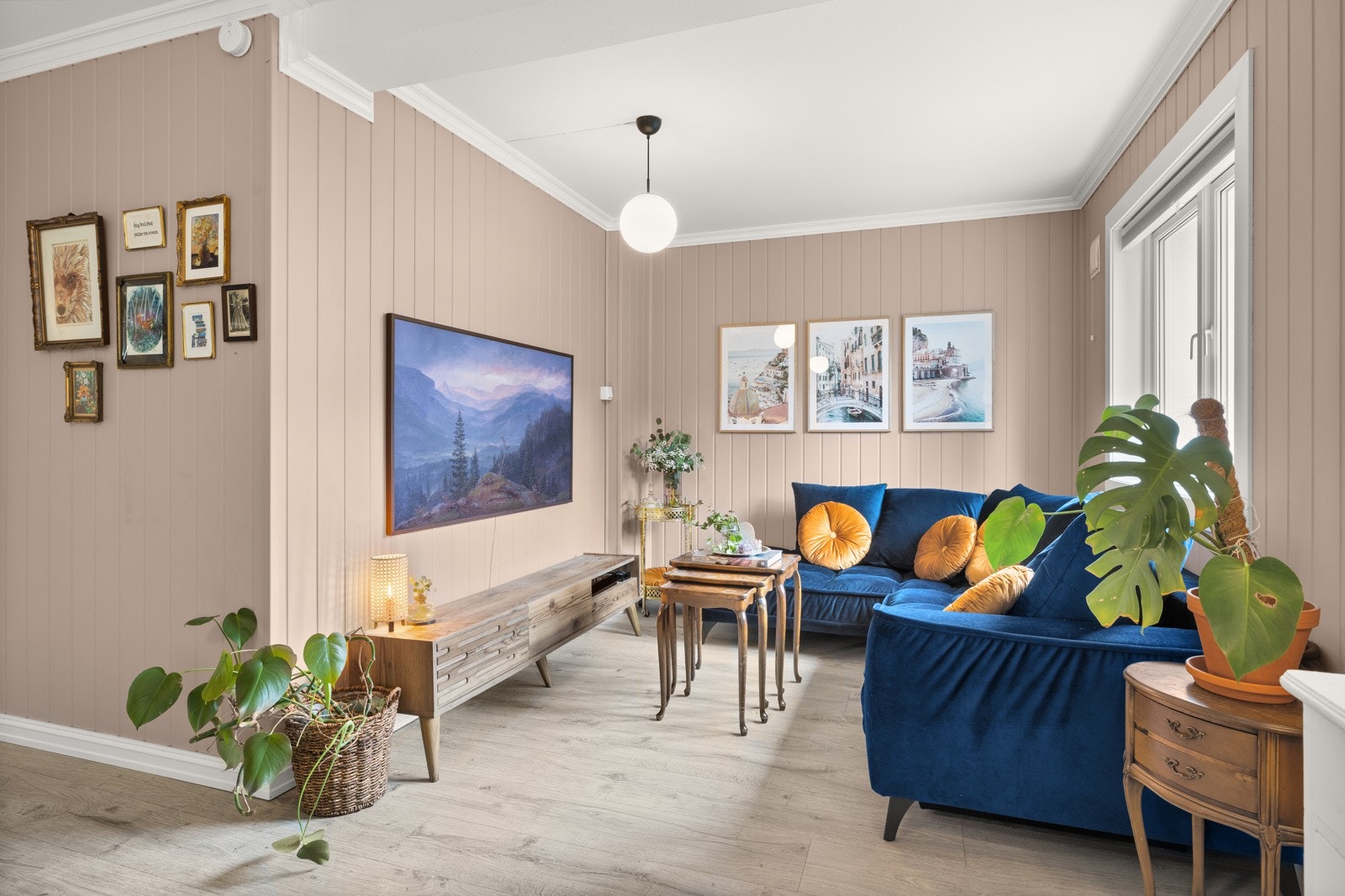Leiligheten har en lys og fin stue, med god plass til en stor sofagruppe. Galleribilde