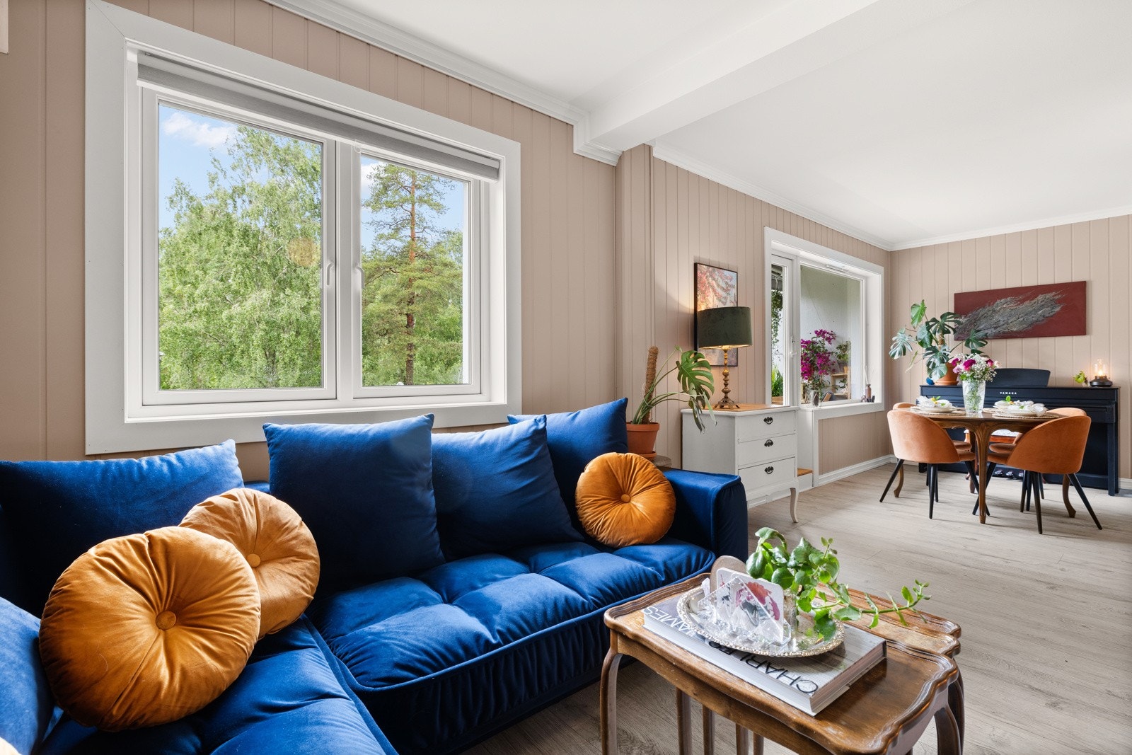 Store vindusflater som slipper inn mye naturlig lys. Galleribilde