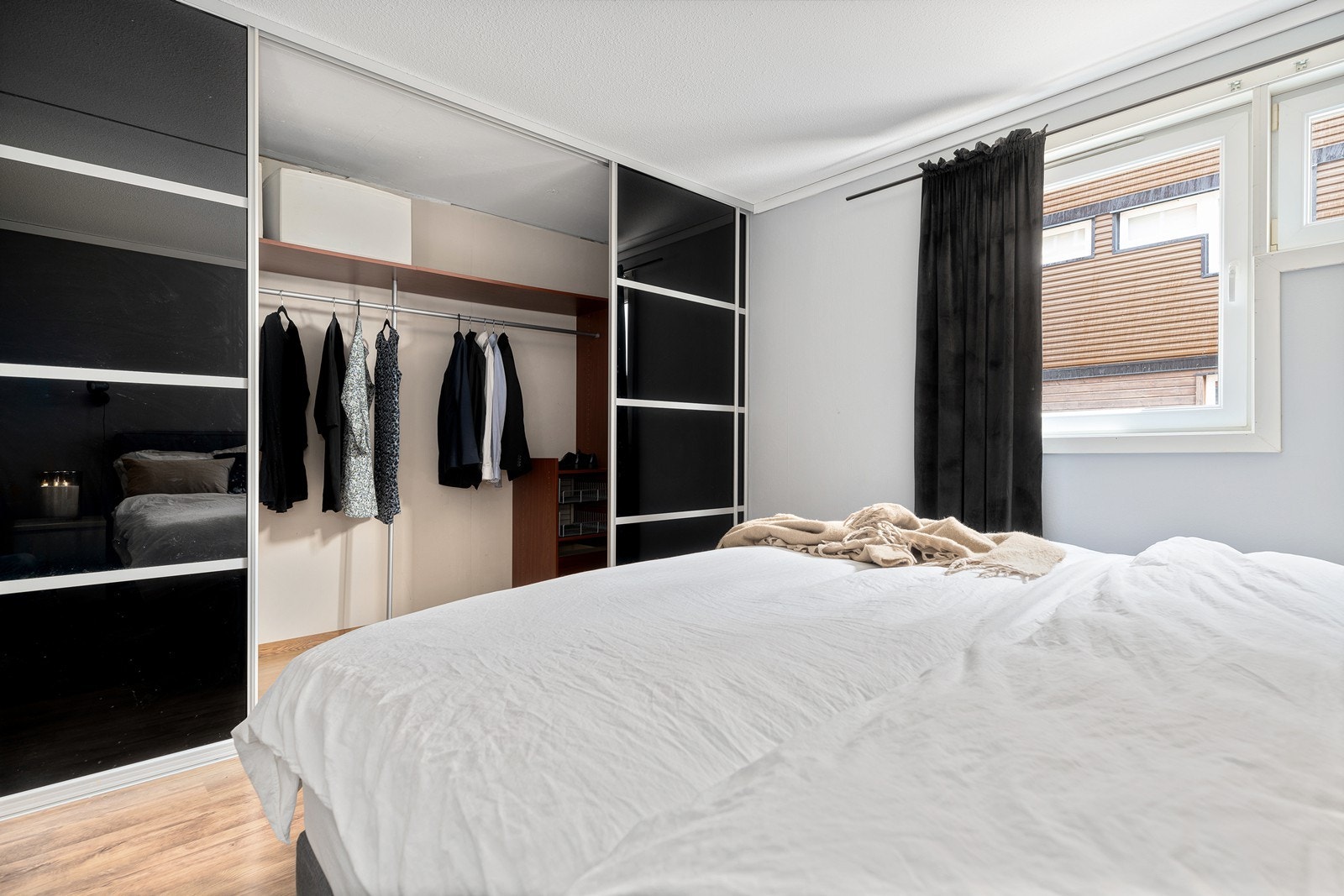 Det er i dag montert romslig skyvedørsgarderobe som følger med Galleribilde