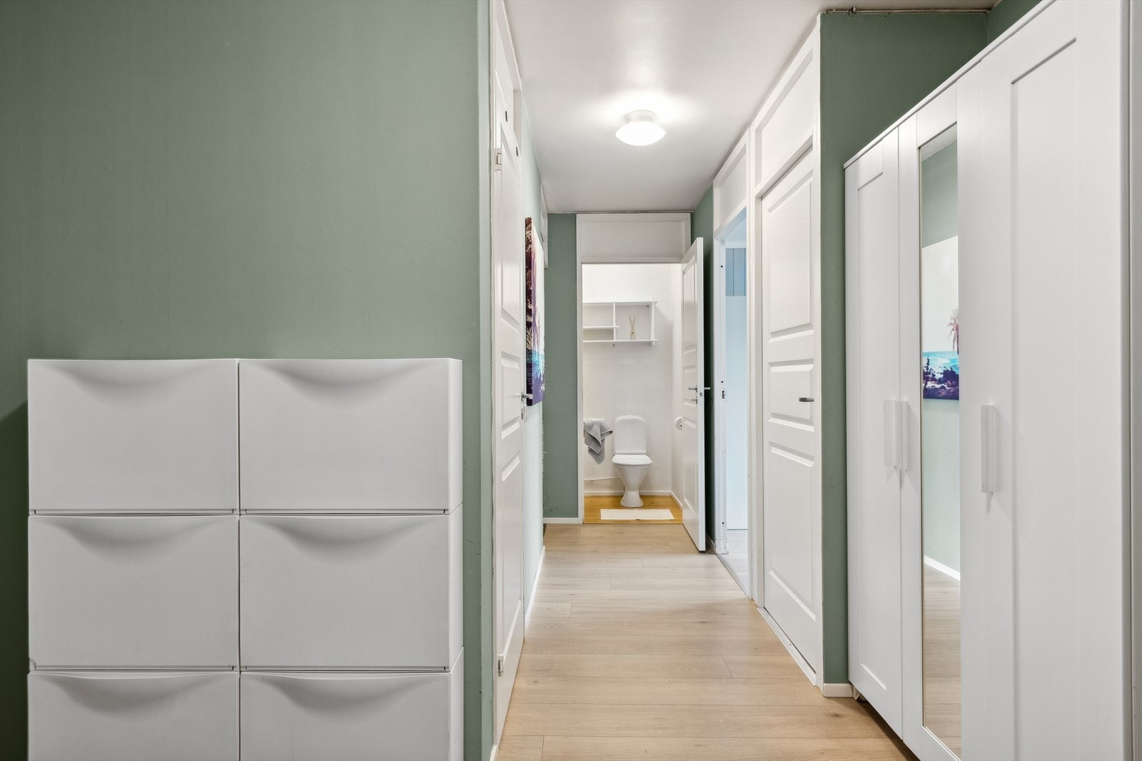 Innbydende entre med skyvedørsgarderobe og renoverte vegger og gulv Galleribilde