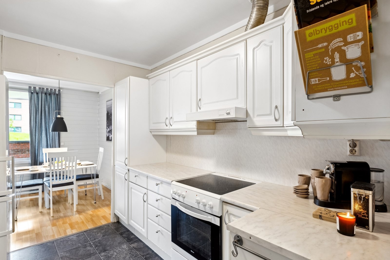 Frittstående komfyr og opplegg til oppvaskmaskin. Ventilator styrer sentralavtrekk, godt avtrekk Galleribilde