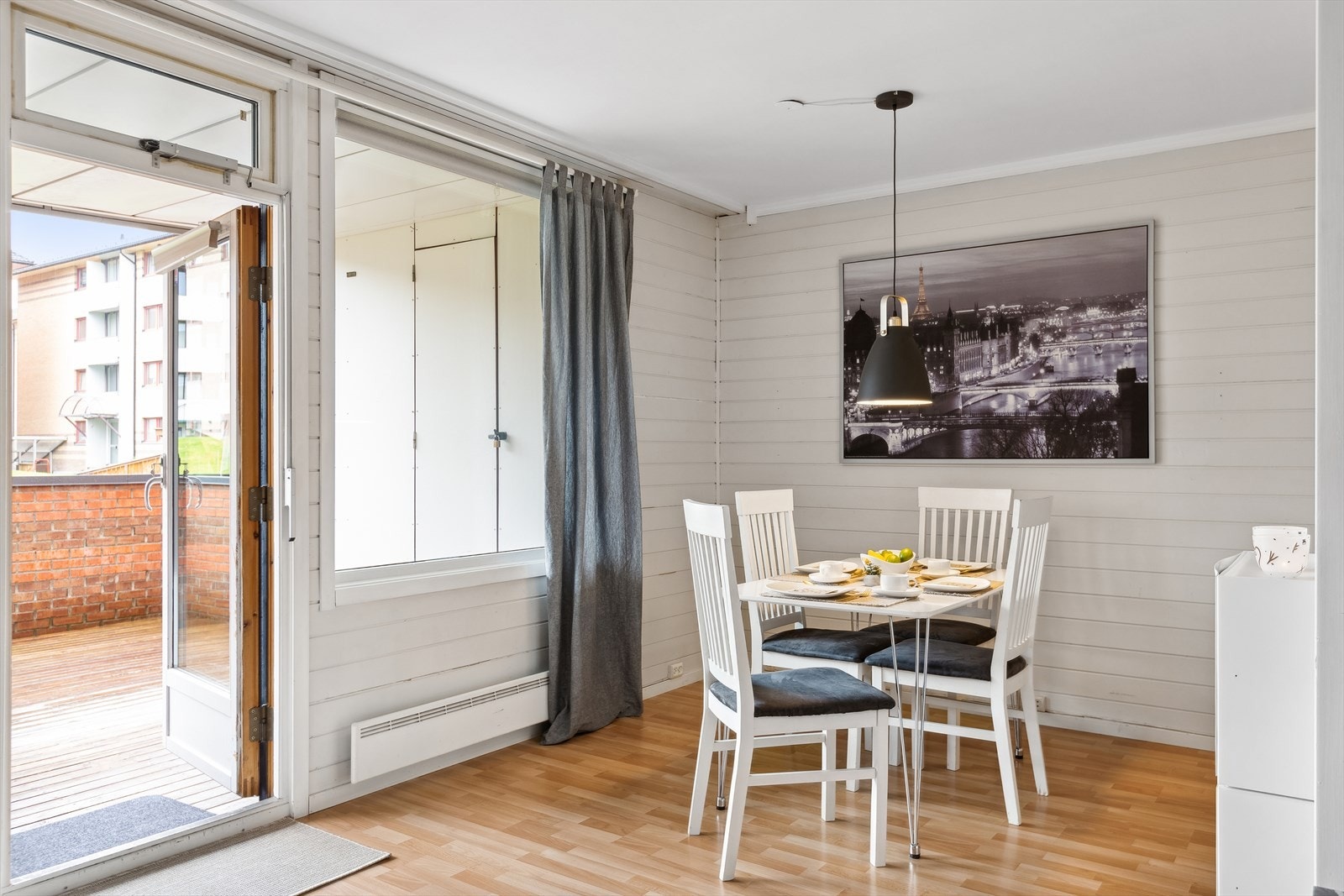 God plass til spisebord i tilknytting til stuen Galleribilde