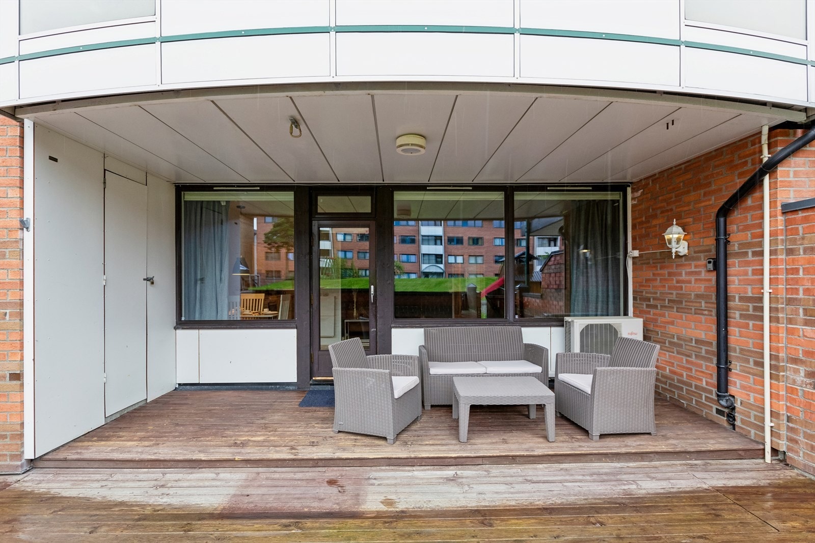 En romslig og flott uteplass med tilhørende utebod Galleribilde