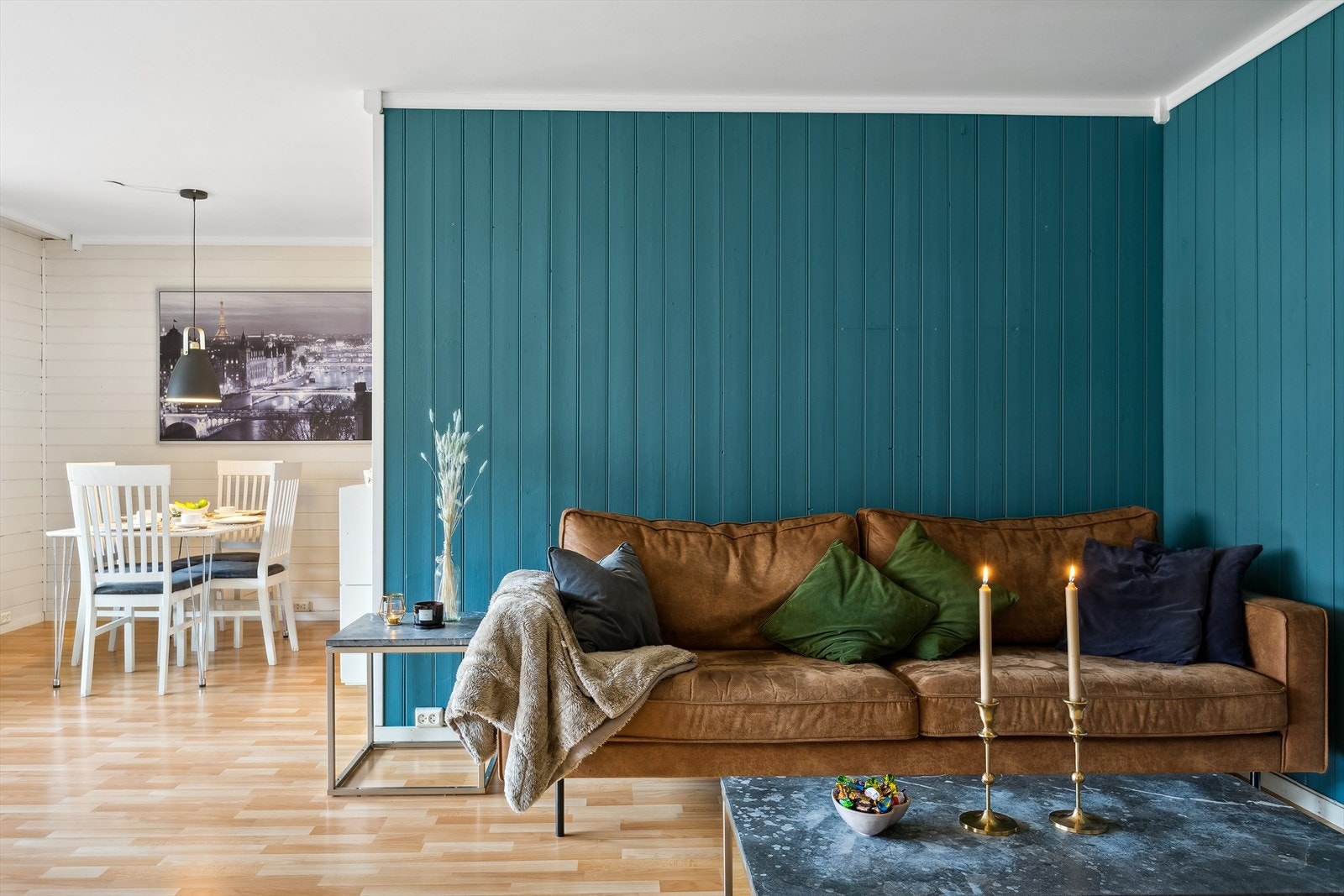 Lys og romslig stue med mye naturlig lys Galleribilde