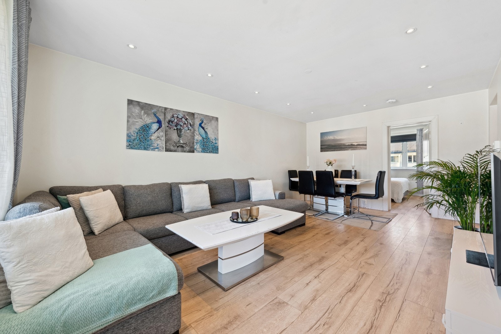 Fin plass til både sittegruppe og spisebord. Galleribilde