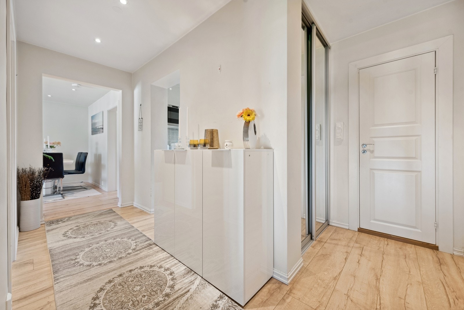 Lys og tiltalende entré med fin plass til yttertøy i skyvedørsgarderobe. Galleribilde
