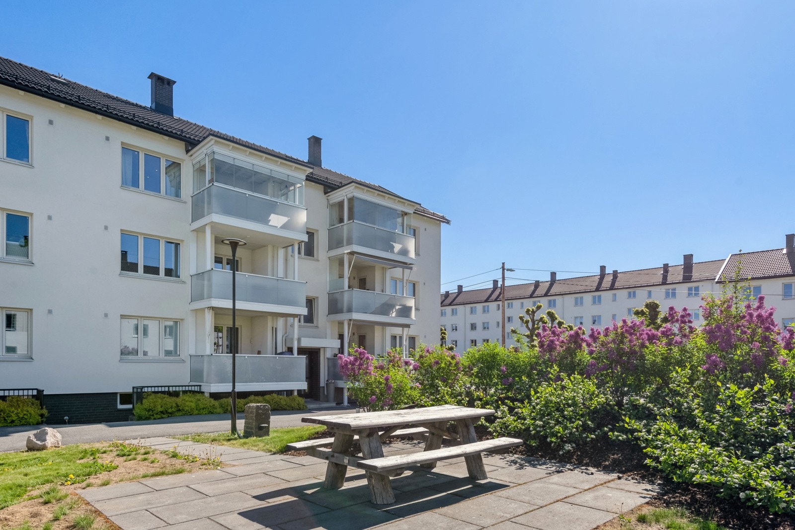 Flotte uteområder med sittegrupper og store parkemessige grøntområder. Galleribilde