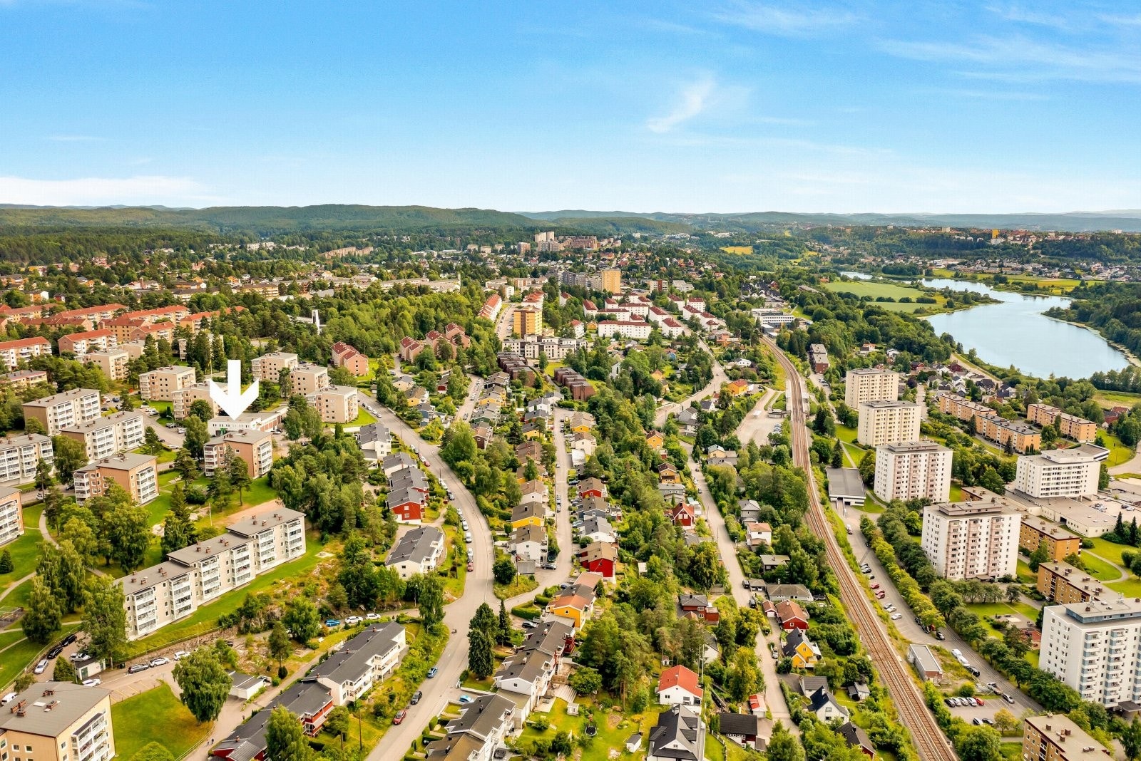 Kombinasjonen av god infrastruktur i nærområdet, og nærhet til tur- og rekreasjonsområder gjør dette området til et spesielt godt bomiljø for folk i alle aldre. Galleribilde