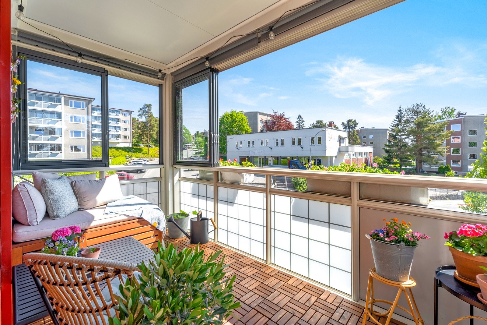 Balkongen er lun og sydvendt med gode solforhold, og har innglassing som kan skyves til side på varme dager. Galleribilde