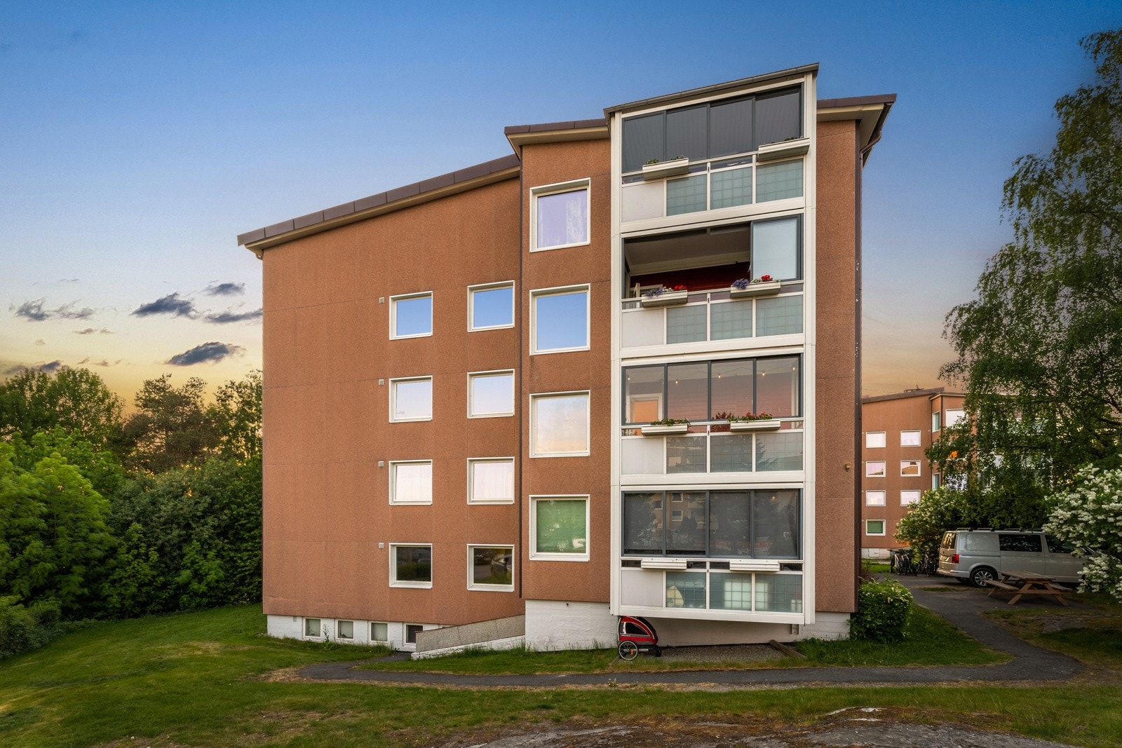 Borettslaget har 148 parkeringsplasser og 73 garasjeplasser som leies ut etter venteliste. Galleribilde