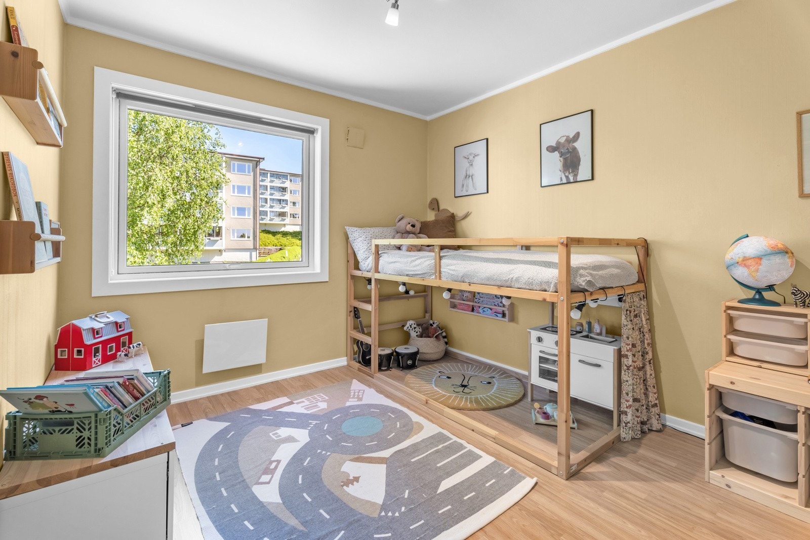 Det andre soverommet passer fint som barnerom, gjesterom eller kontor. Alt etter ønske og behov. Galleribilde