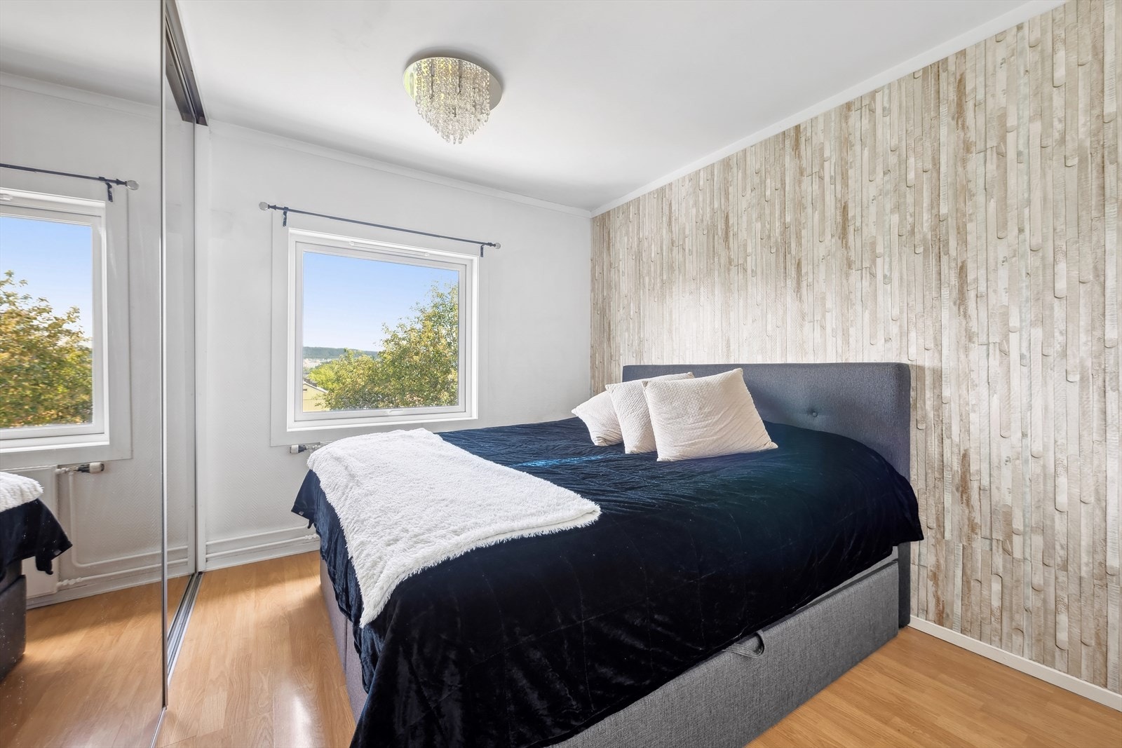 Her har du også en skyvedørsgarderobe med oppbevaringsplass. Galleribilde