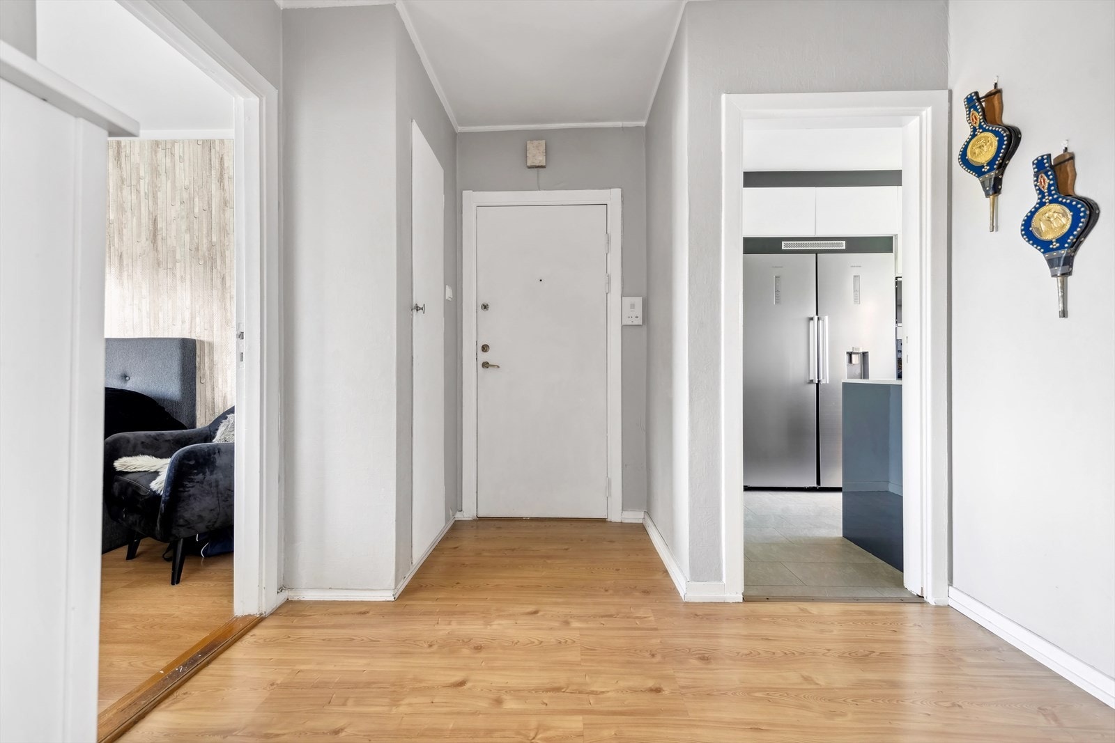 Romslig entré med plass til å henge fra seg yttertøyet. Galleribilde