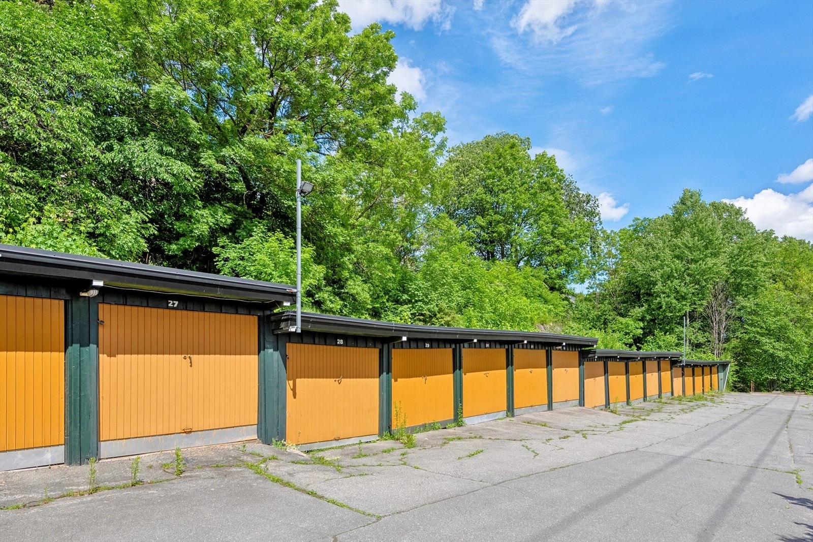 En sjelden mulighet på Kalbakken er å disponere egen garasjeplass. Her får du parkert bilen i felles garasjerekke. Galleribilde