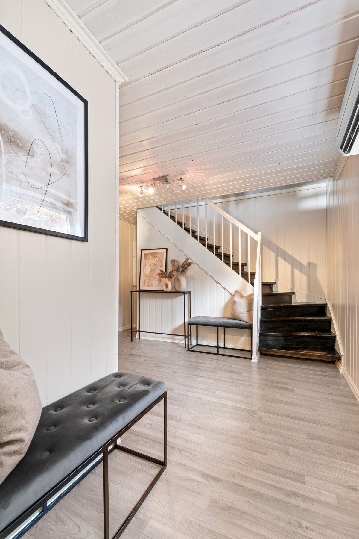 Hall m/ trapp i underetasjen. Galleribilde