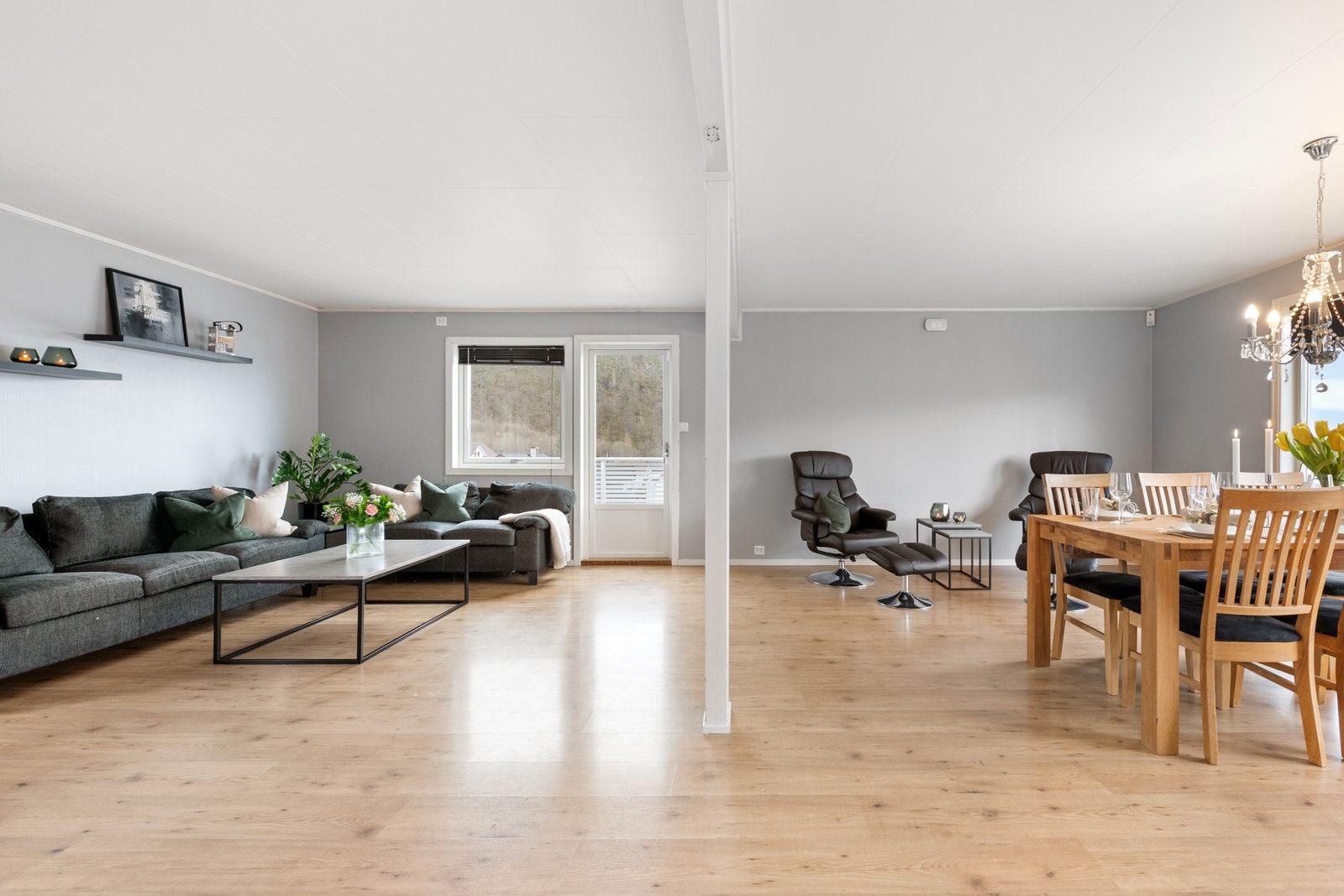 Romslig stue med flere møbleringsmuligheter. Galleribilde