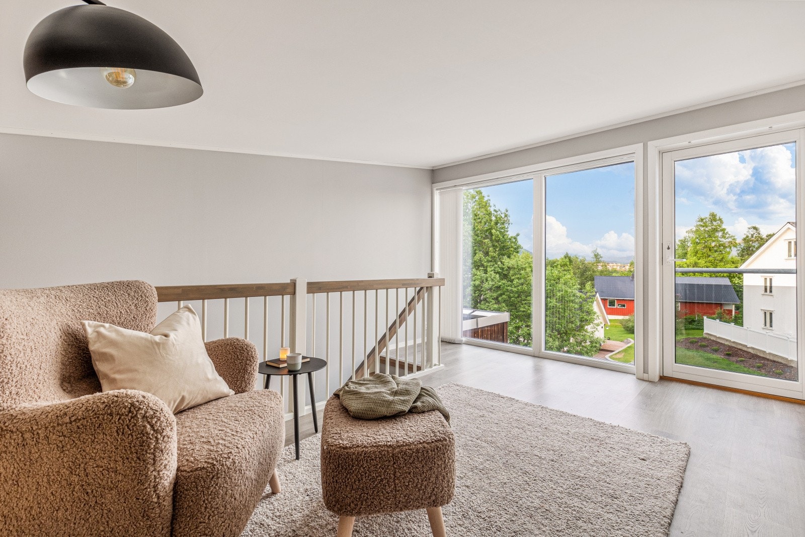 De store vindusflatene gir boligen godt med naturlig lys inn Galleribilde