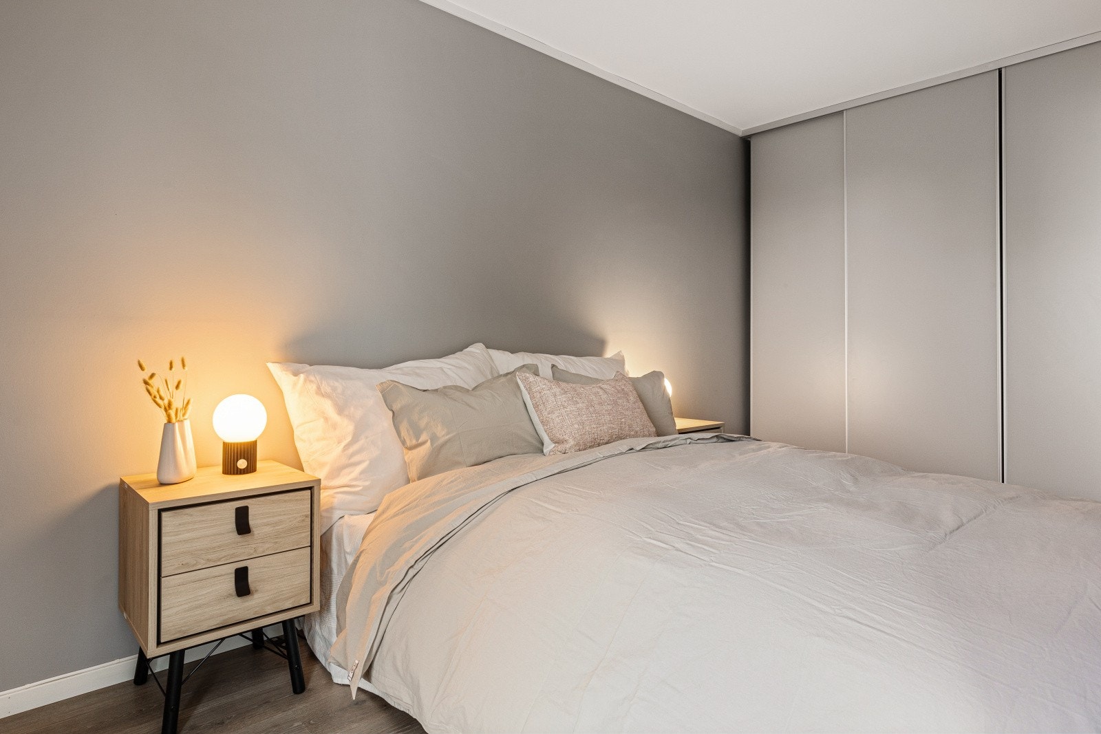 Hovedsoverommet er av god størrelse og rommer plass til dobbeltseng, nattbord og har en praktisk skyvedørsgarderobe Galleribilde