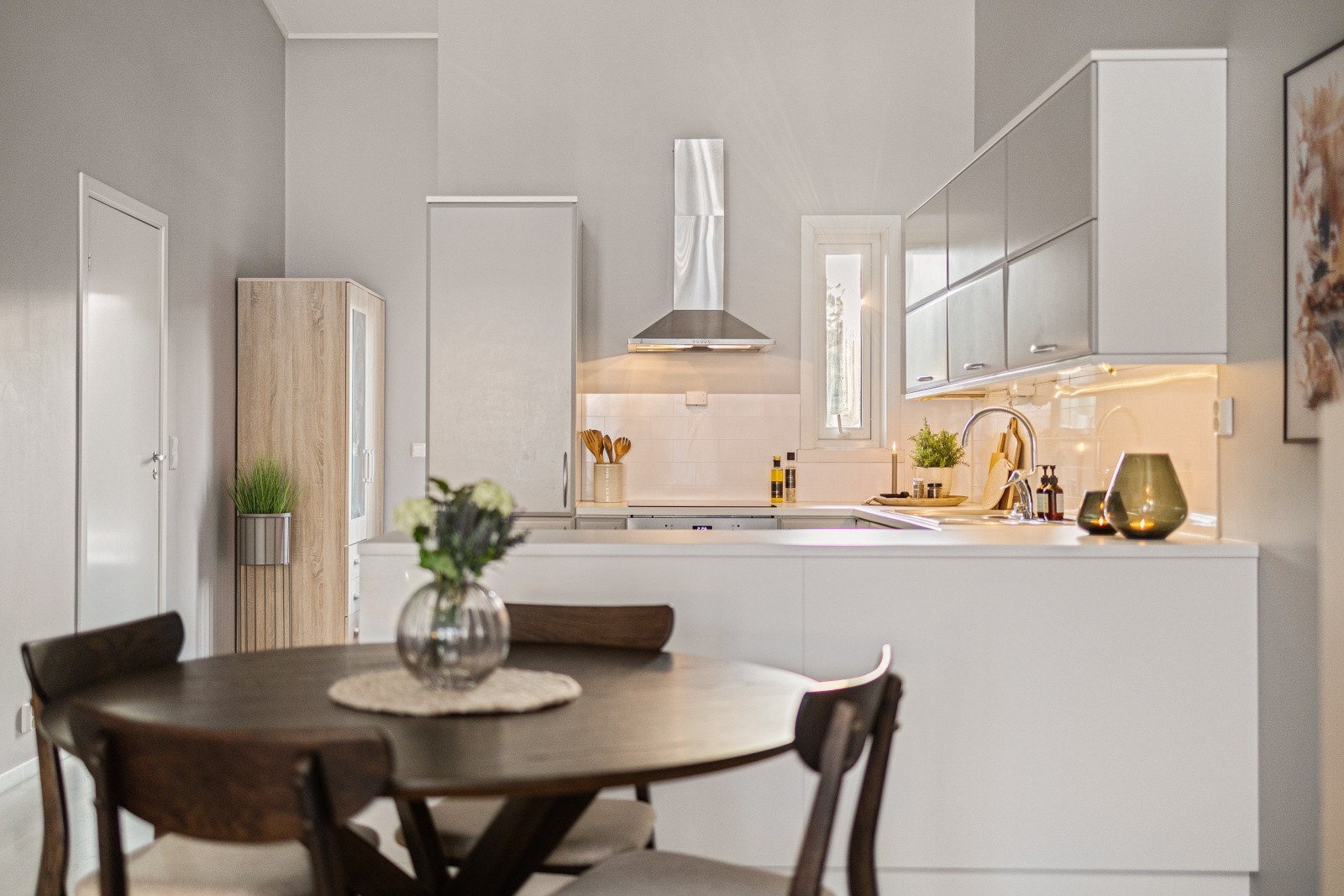 Boligen er malt i lyse, lune farger som harmonerer godt sammen Galleribilde