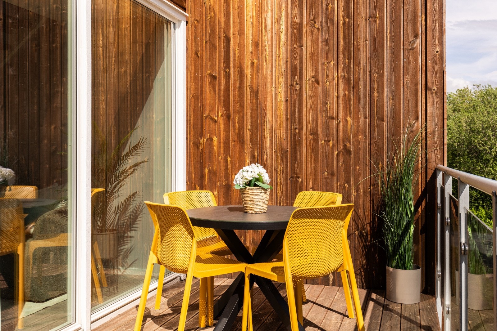 Fra stuen har du direkte utgang til en flott balkong med plass til sittegruppe og grill Galleribilde