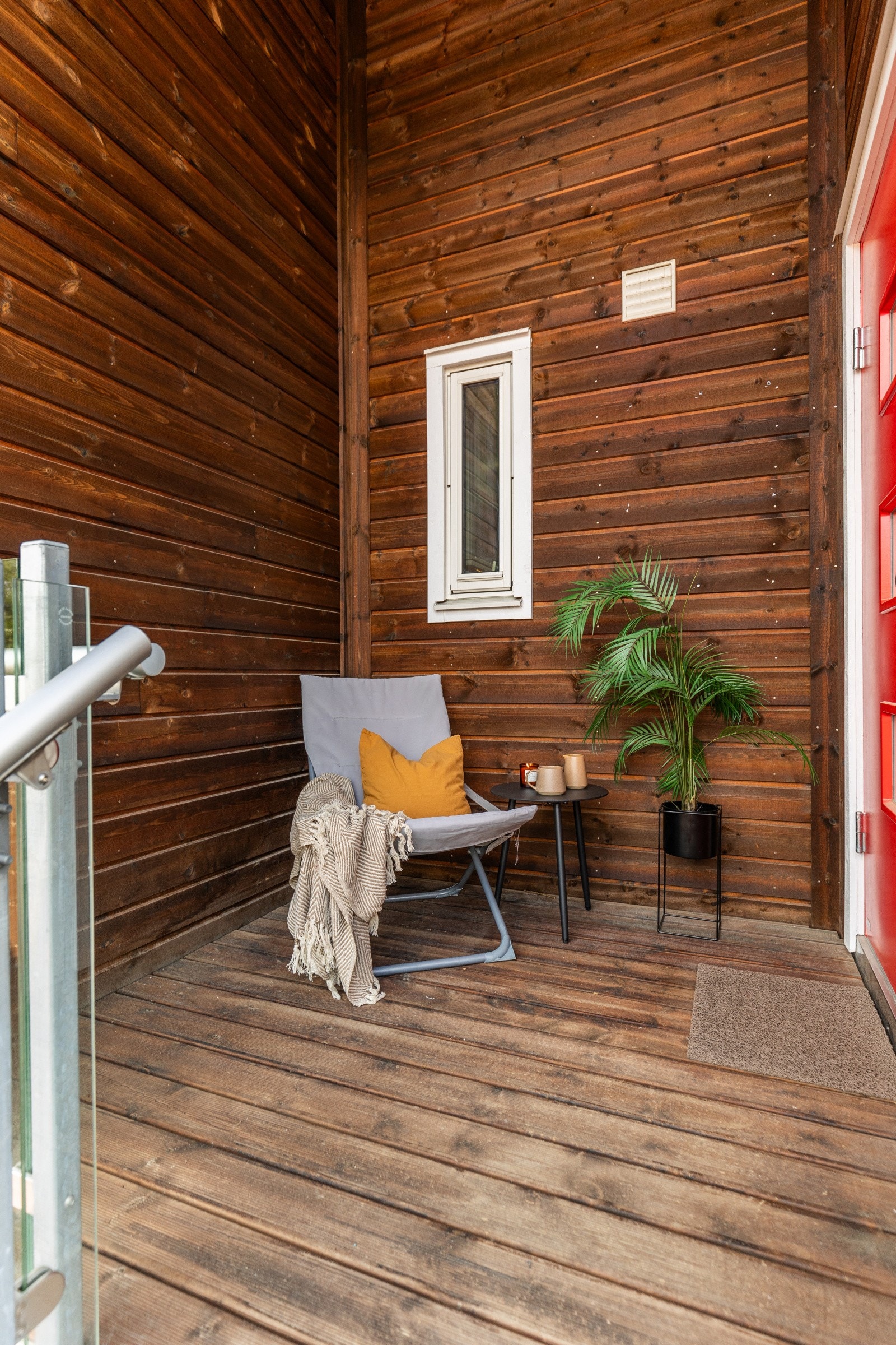 Første intrykket er et hyggelig inngangsparti med plass for hyggelig sittegruppe Galleribilde