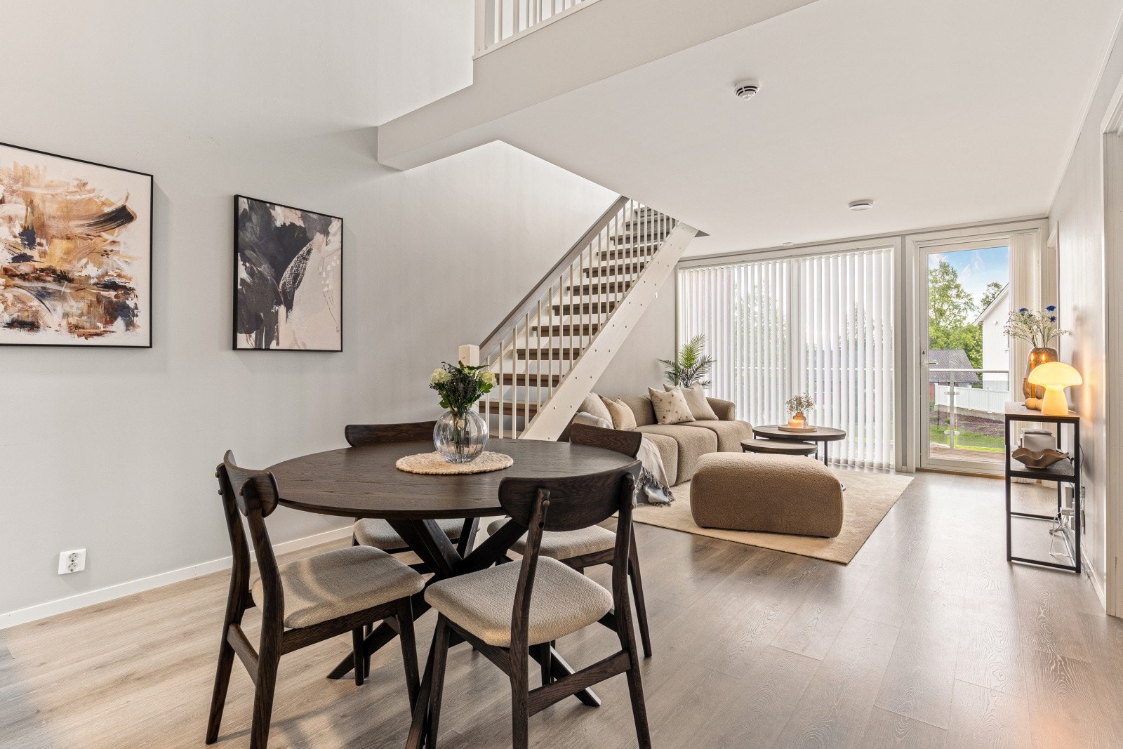 Med spiseplassen i direkte tilknytning til kjøkkenet har du flere sosiale soner selv ved matlagingen Galleribilde