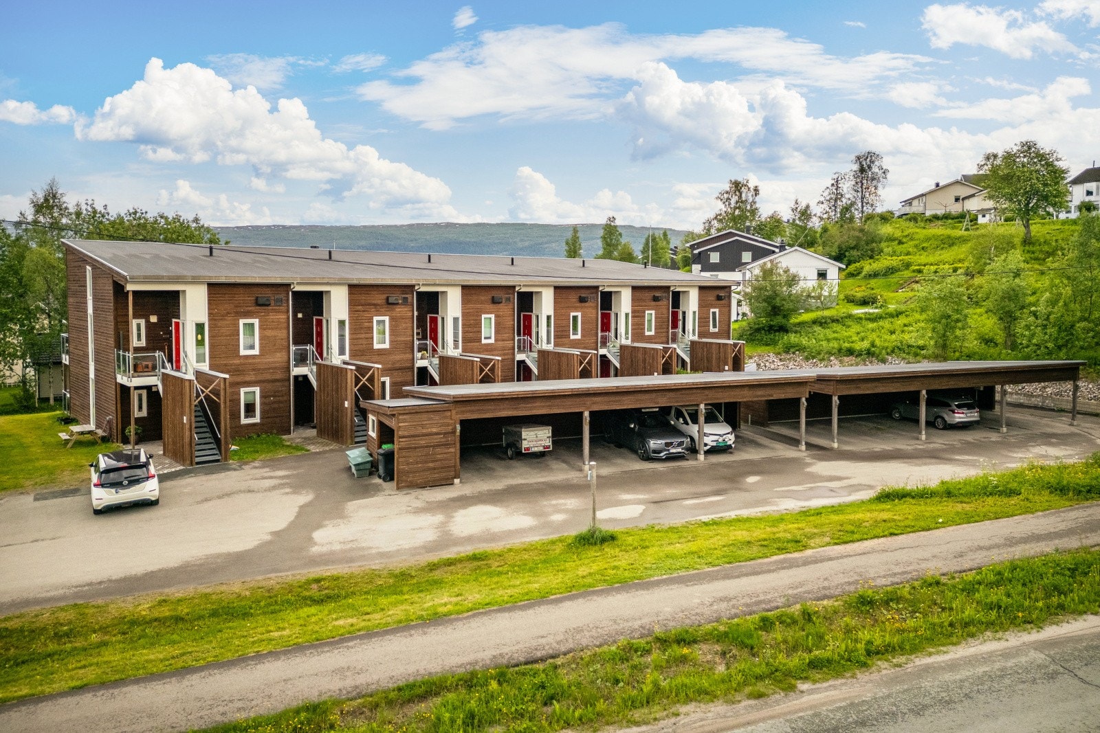 Det medfølger parkering i carport Galleribilde