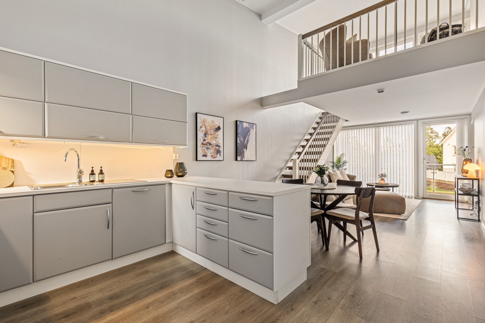 Når vi kommer inn møter en lys og innbydende entré hvor du enkelt kan henge fra deg yttertøyet og videre inn mot en åpen stue-/ kjøkkenløsning Galleribilde