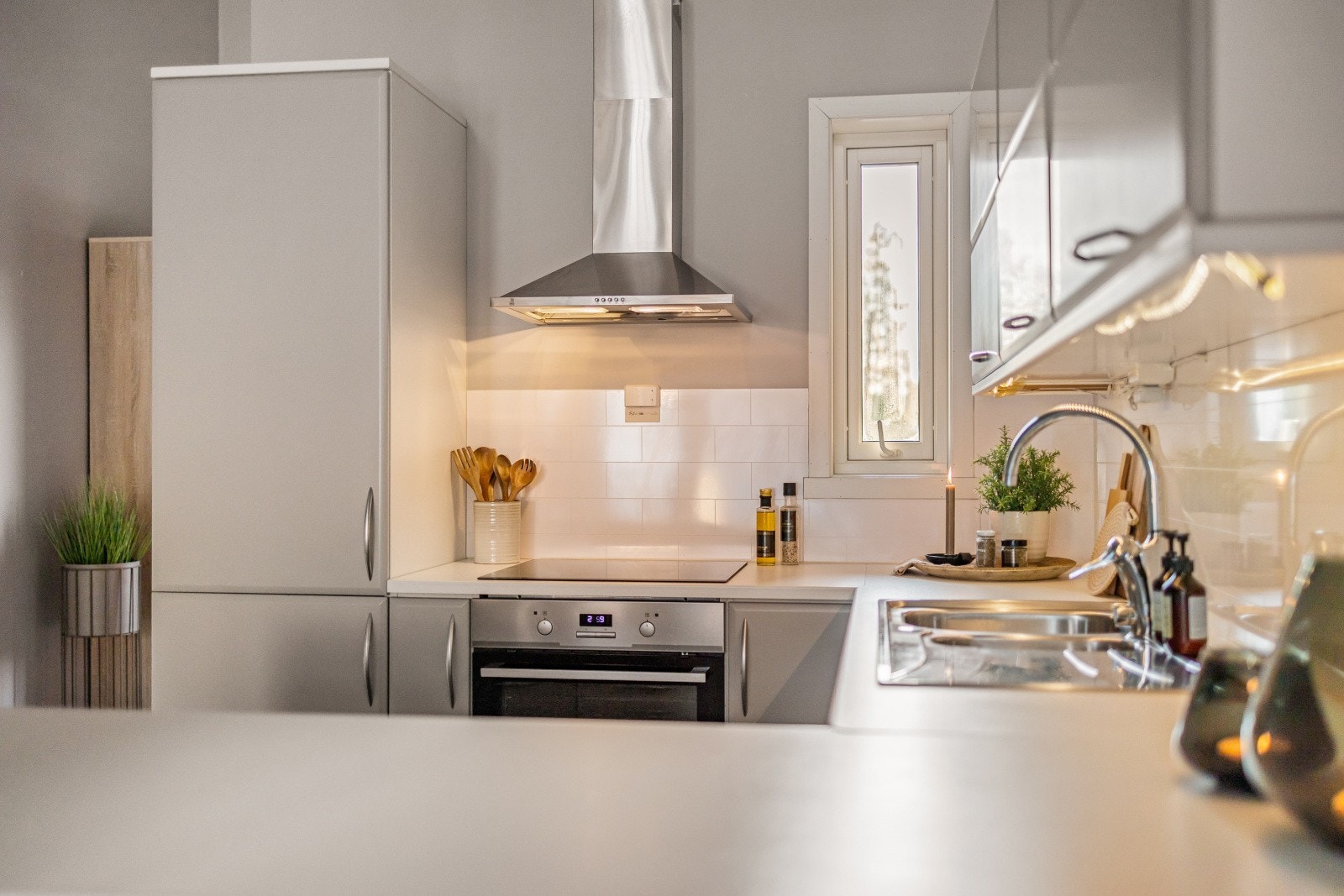 Kjøkkenet har integrerte hvitevarer som platetopp, stekeovn, oppvaskmaskin og kombiskap Galleribilde