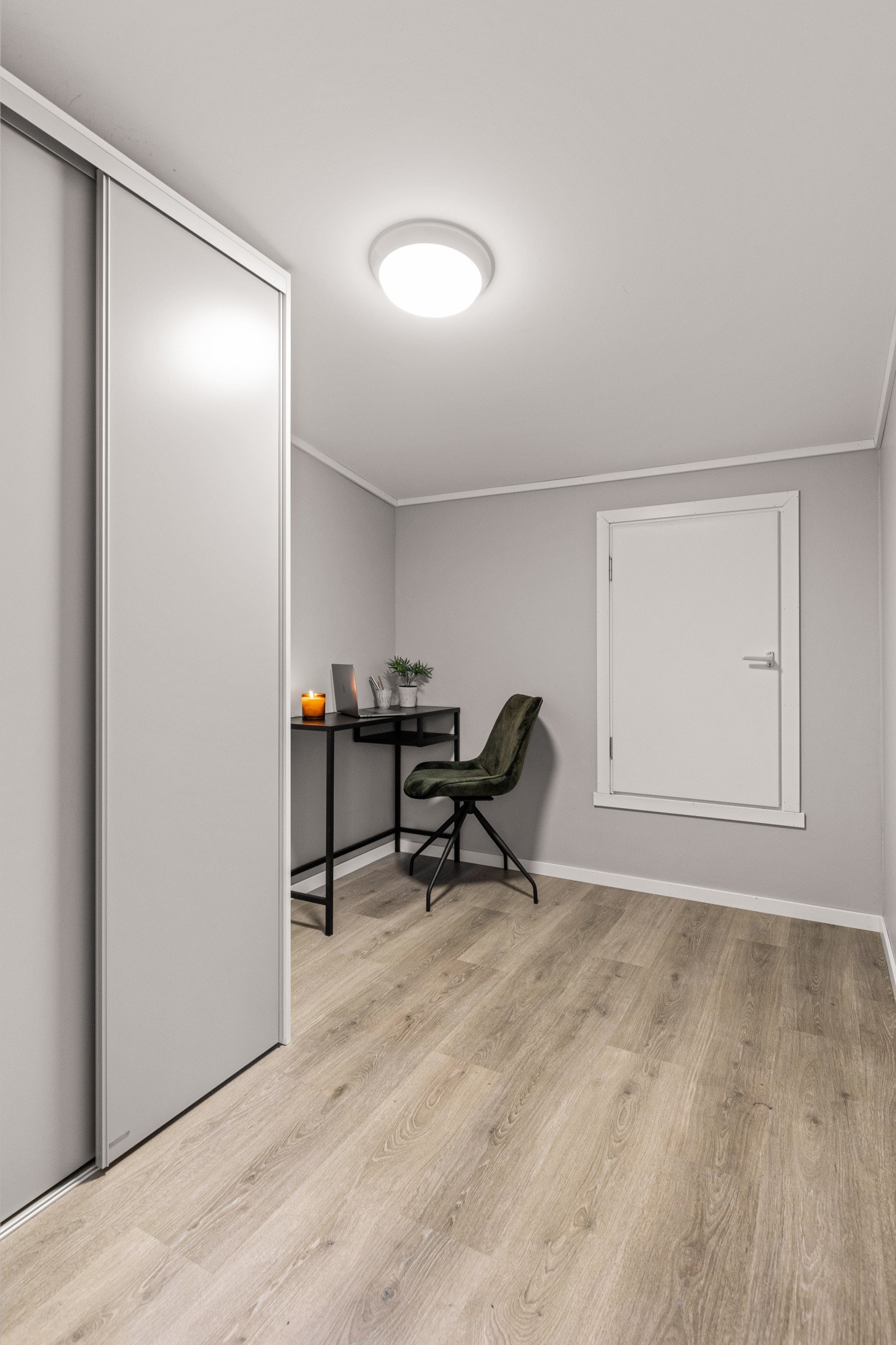 I overetasjen har du et rom med flere bruksmuligheter, passer perfekt for deg som ønsker et kontor eller kanskej en ekstra soveplass Galleribilde