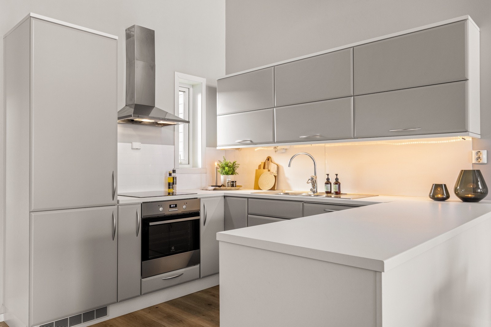 Tidløst kjøkken som har rikelig med skap og benkeplass Galleribilde