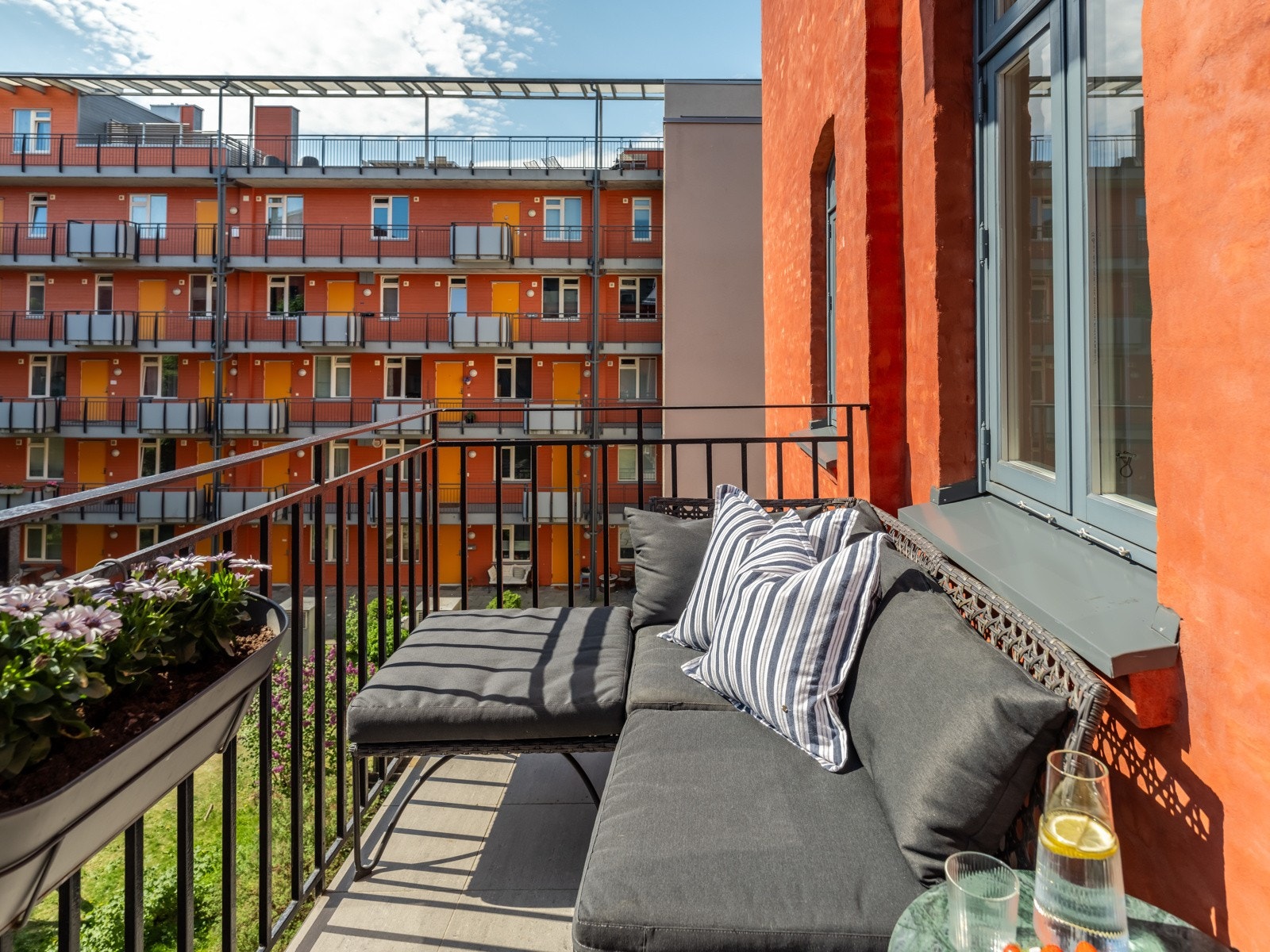 Det er bra med plass til sittegruppe og grill her ute. Galleribilde