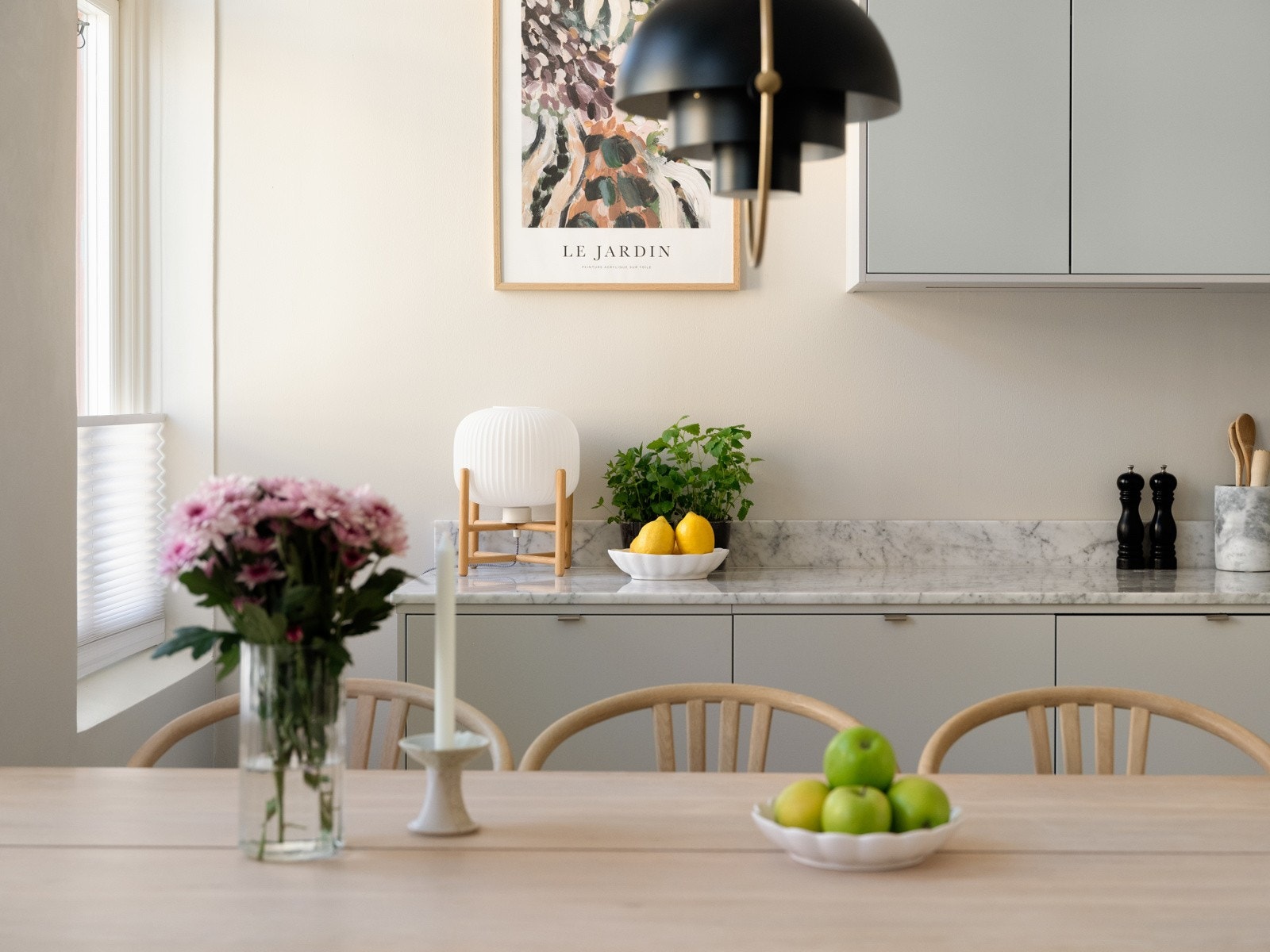 Benkeplatene og spashback på kjøkkenet er av nydelig marmor. Galleribilde