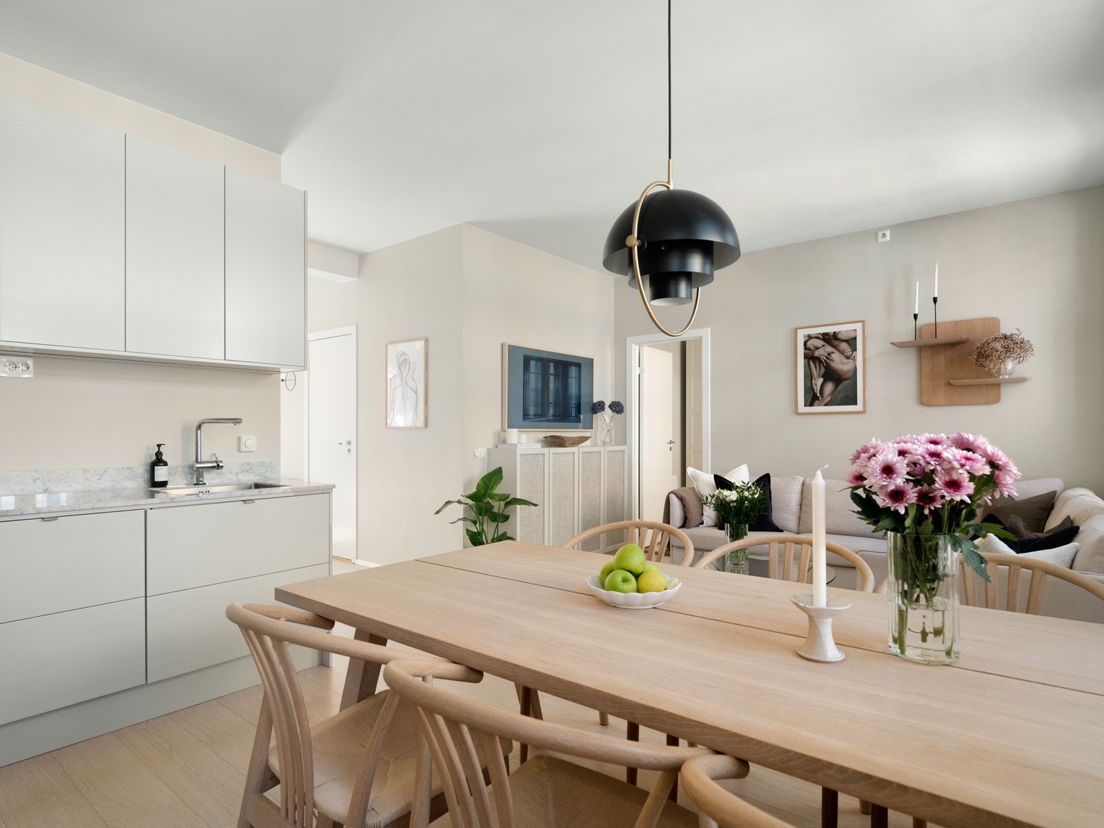 Som nevnt, er kjøkkenet praktisk lokalisert i en åpen løsning inn mot stuen. Galleribilde