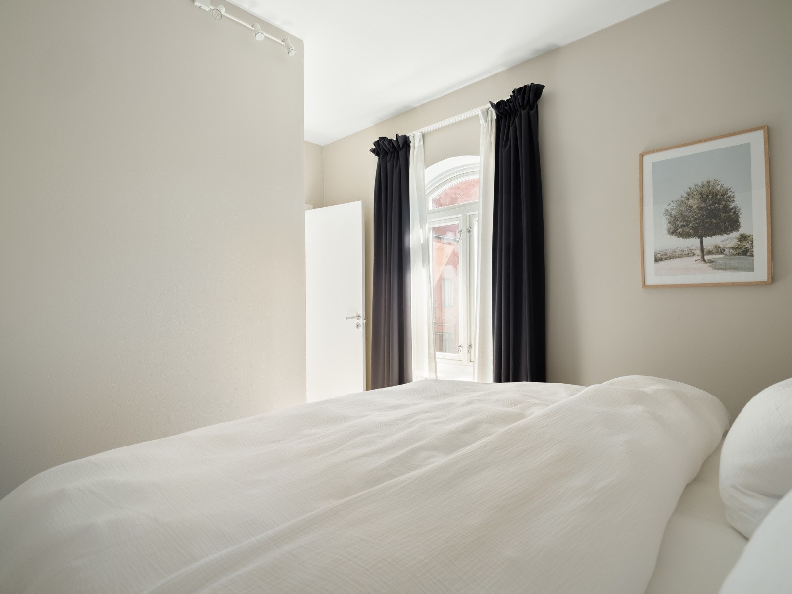 Soverommet vender inn mot den fredfulle bakgården. Galleribilde