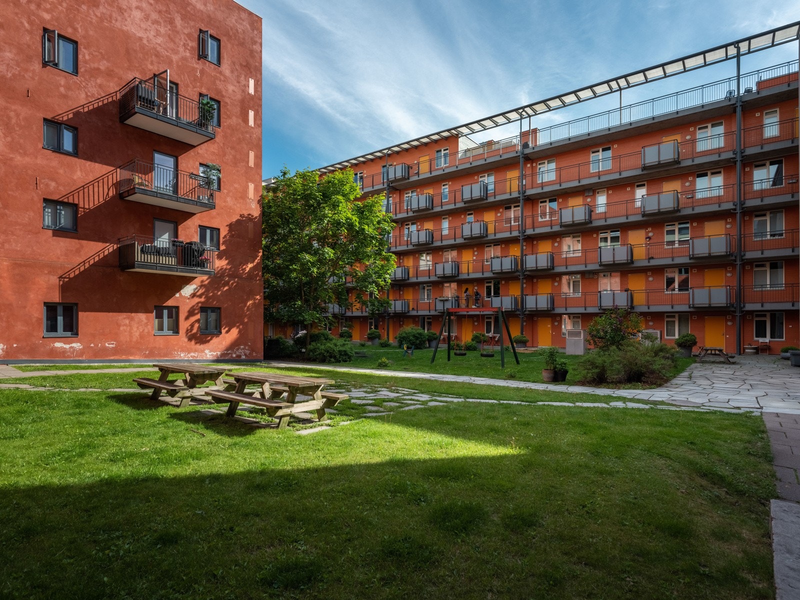 Gårdsrommet er åpent mellom naboborettslaget, som også har svært hyggelige beboere. Galleribilde