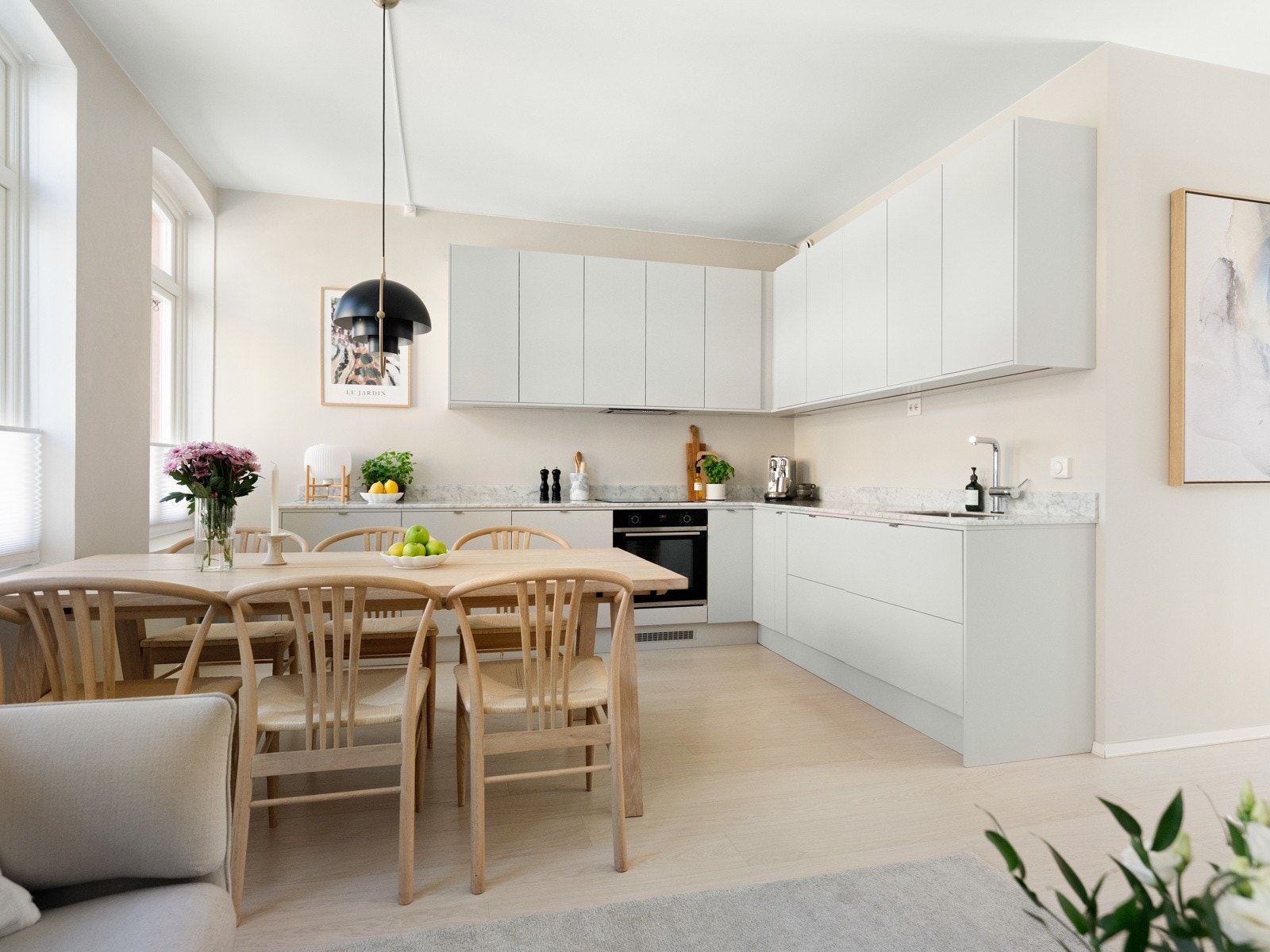 Planløsningen er også svært god, med kjøkken i åpen løsning mot stuen.. Galleribilde