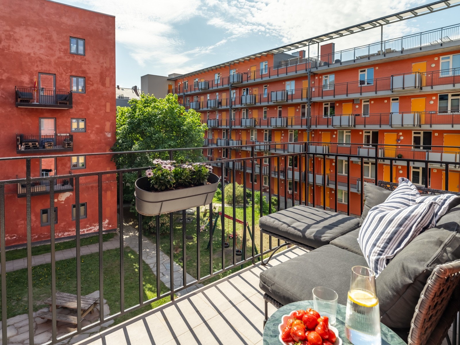 Her er det nydelig sol fra morgenen til ca. 16:00 midt på sommeren. Galleribilde